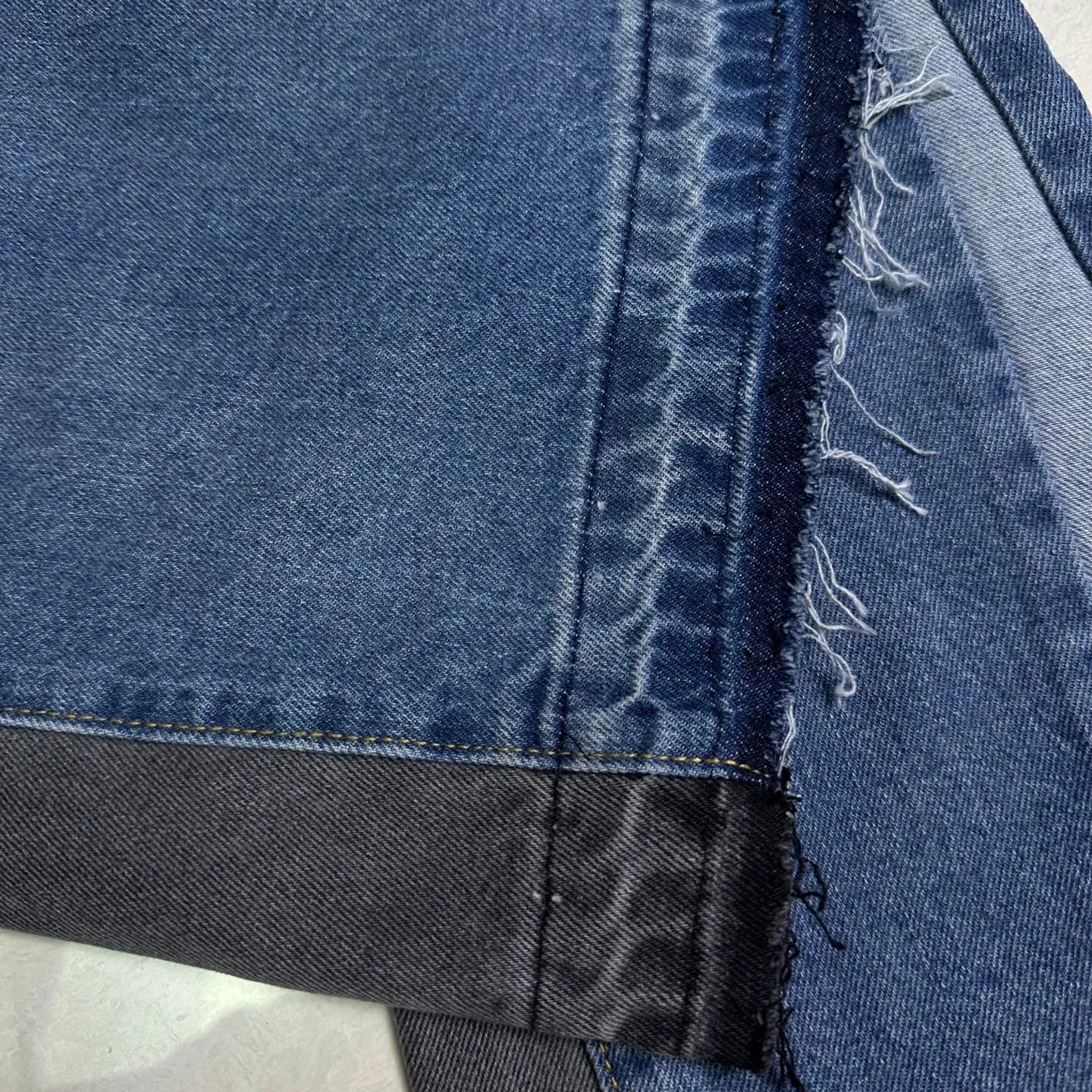 P270 GALLERY DEPT. Co-branded 2025 new black cross-leather stitching couple's style loose washed flared jeans 🔥High version🔥High version🔥 Top ceiling quality Styles with different washed textures are very friendly to people with thin legs and thick legs. The slightly flared version is very flattering to the leg shape. Moderate length that never goes out of style, easy and casual to match, basic styling for various styles, a must-have in the wardrobe! The fabric is stiff but also makes the upper body soft without losing texture. The washing process is even more perfect. It is a must-have item for everyone! ! ! Washed wheat, tag, pants label, three complete labels Color: washed black, washed blue Size: 28, 30, 32, 34 (four sizes)